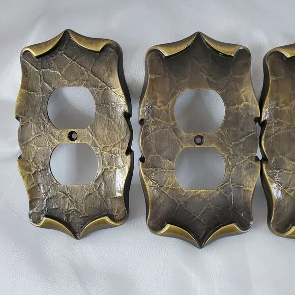 Vintage 7-Piece AMEROCK Metal Outlet & Switch Plate Covers Antique Brass Finish - Picture 4 of 10